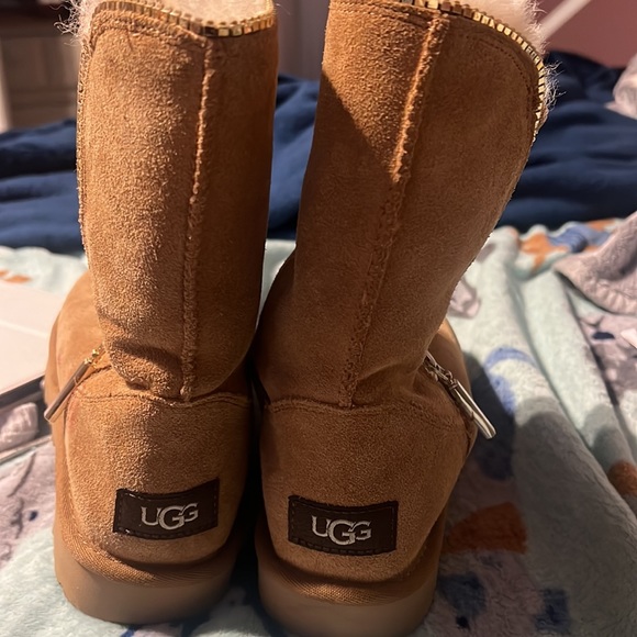 Women’s size 6 Ugg boots with sparkle inset and zipper, very warm. - Picture 2 of 3